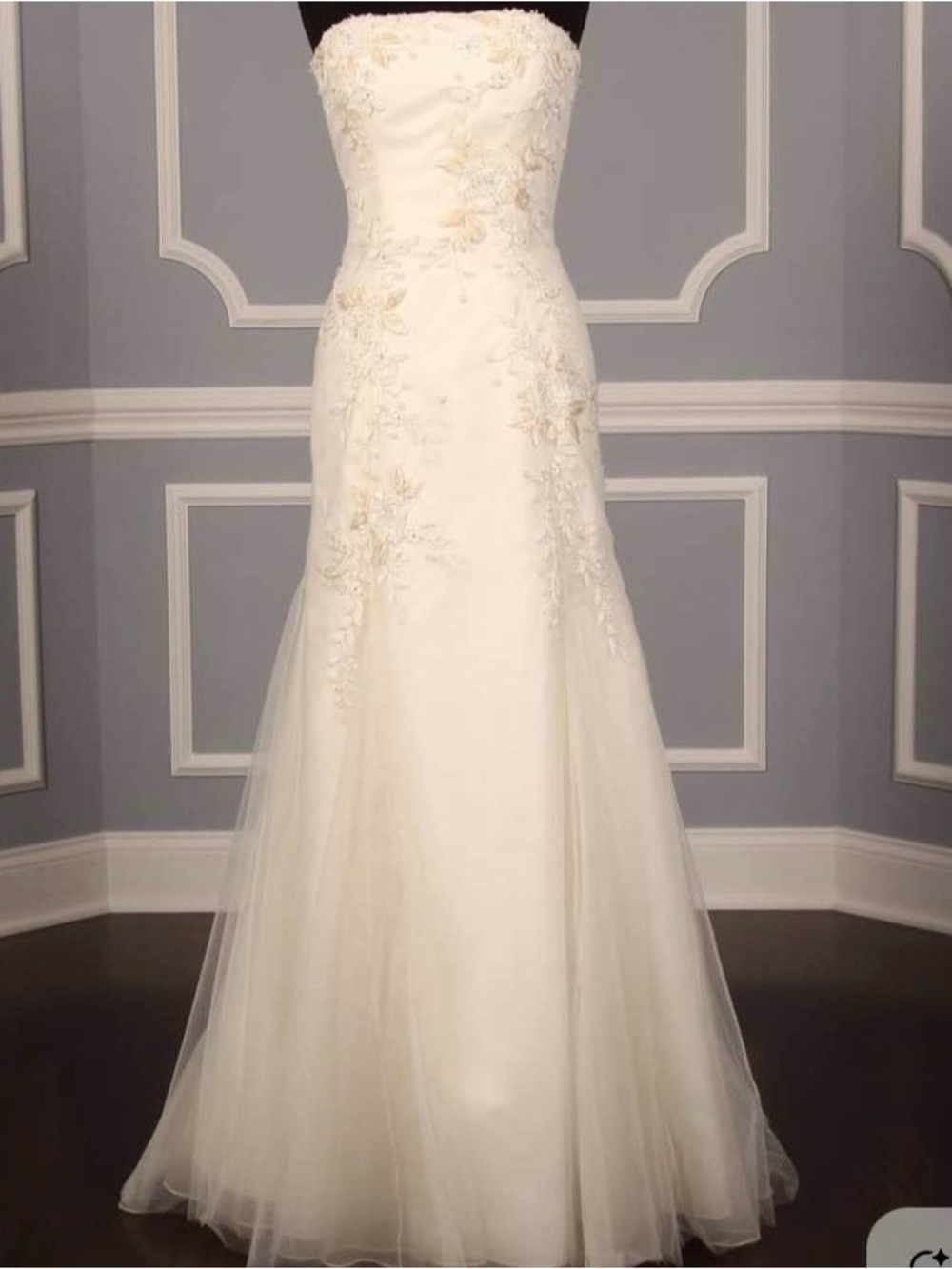 Vintage Vera Wang Ivory Bridal Dress with Lace Detail (2005)